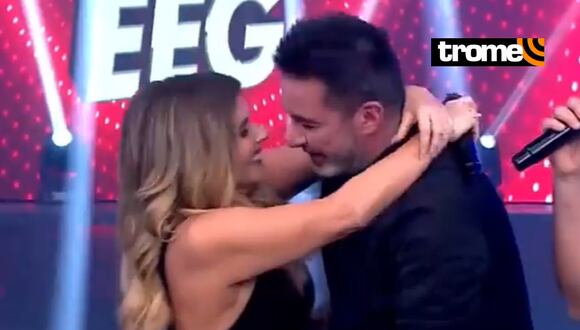 Carlos Carlín besa a Johanna San Miguel