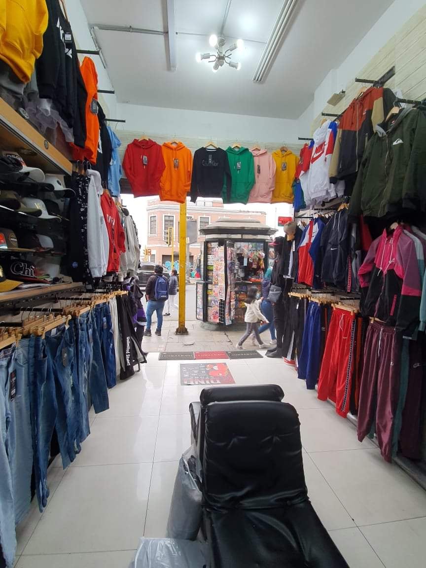 Delincuentes aprovecharon el ‘toque de queda’ para robar ropa deportiva, accesorios y zapatillas de reconocidas marcas del interior de una tienda de venta de ropa de jóvenes hermanos emprendedores. (fotos: MÓNICA ROCHABRUM/TROME)