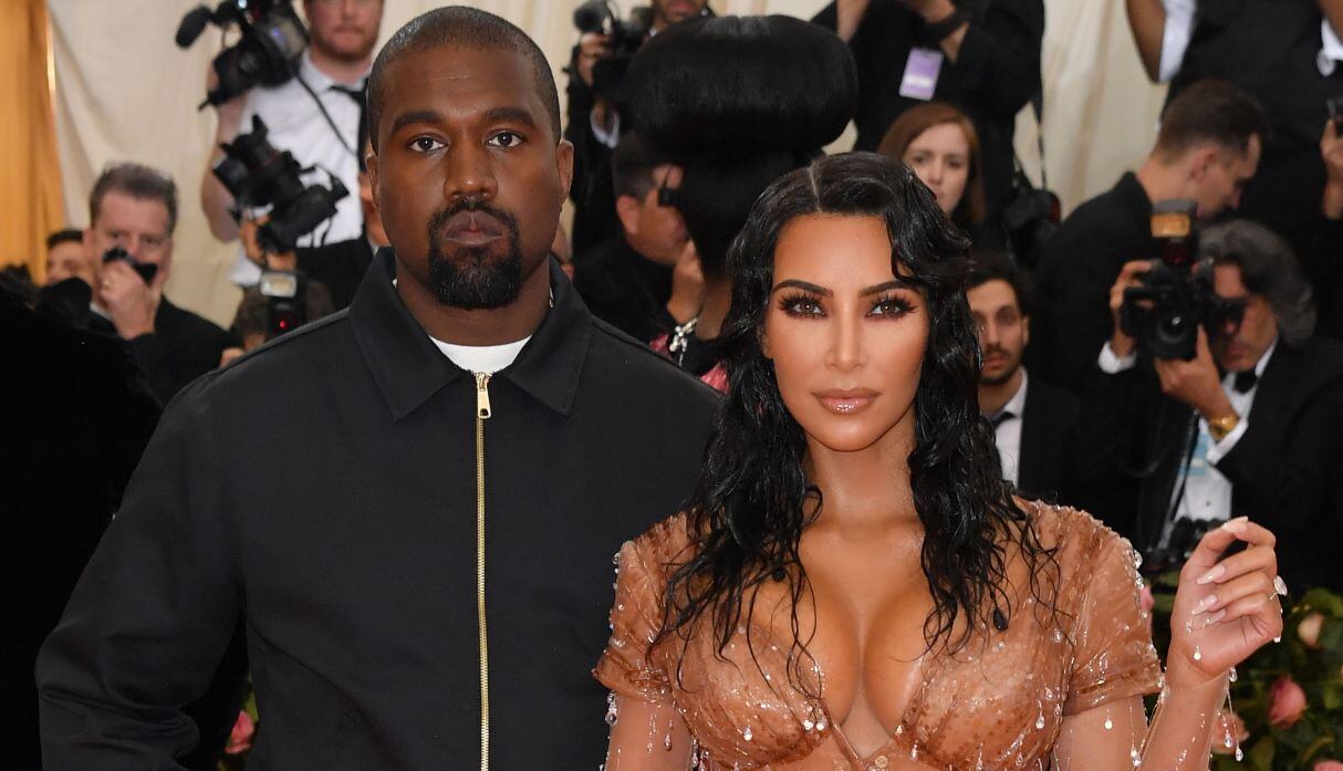 Kim Kardashian es captada llorando mientras discute con Kanye West dentro de un auto. (Foto: AFP/Angela Weiss)