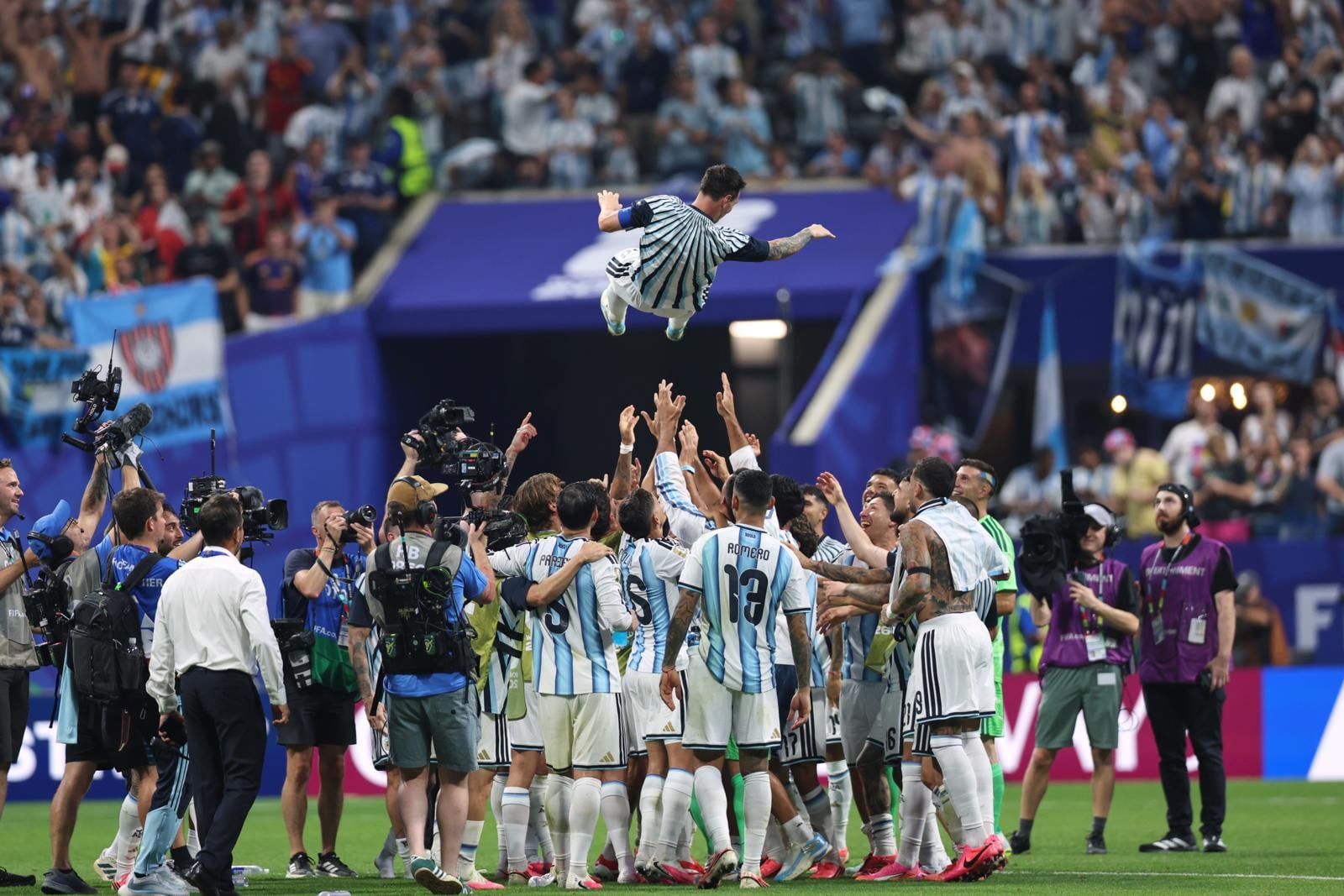 Compañeros lanzaron a Leo Messi por los aires para hacerle cambiar su ánimo (Foto: AP)