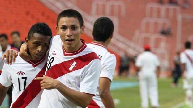 Yordy Reyna al lado de Jean Deza en el Sudamericano Sub 20 con Daniel Ahmed.