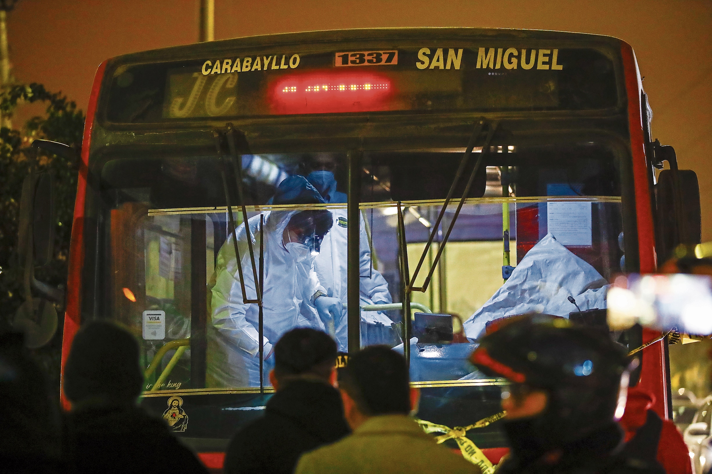 SABADO 19 DE JULIO DEL 2025:
Conductor de bus de la empresa JC que cubre la ruta de Carabayllo - San Miguel muere tras ser baleado por falso pasajero en el distrito de Los Olivos.
Fotos: Fernando Sangama / @photo.gec