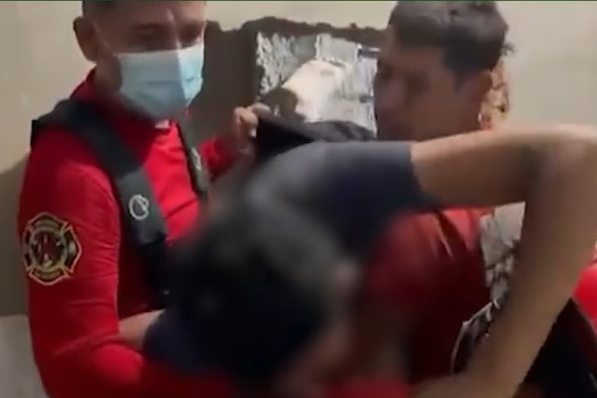 Niño de 10 años queda atrapado entre dos casas tras caída en Puente Piedra. (Foto: Captura/BDP)