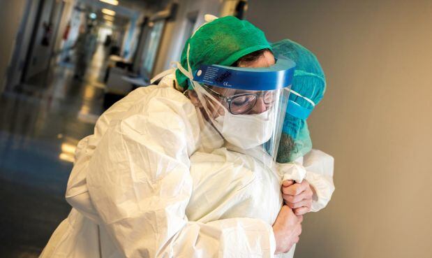 Coronavirus: Prohibición de abrazos y contacto físico, aumenta la depresión, suicidios y estrés durante pandemia