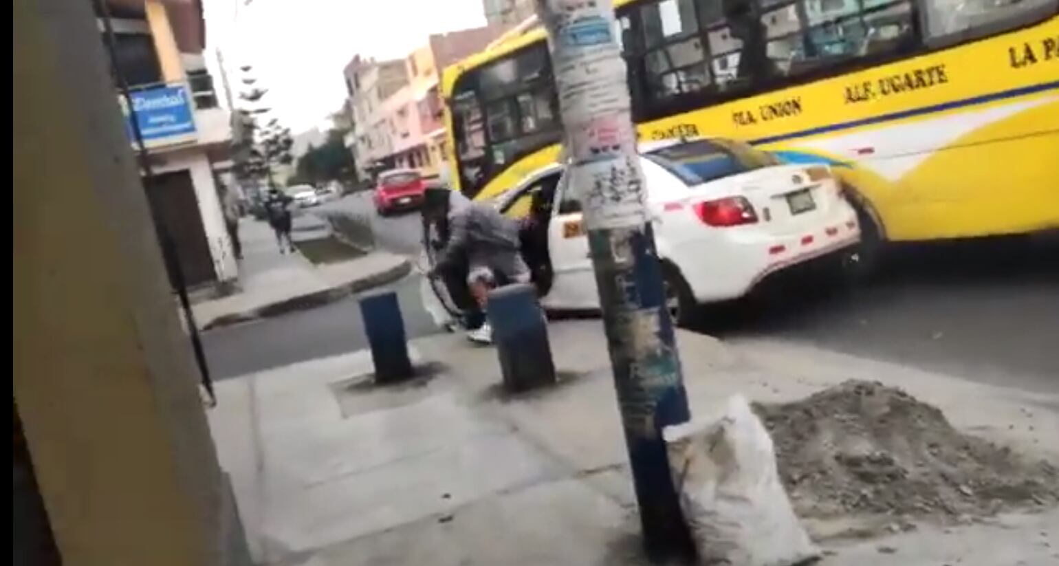 La fuga del primer sicario captado por los testigos.