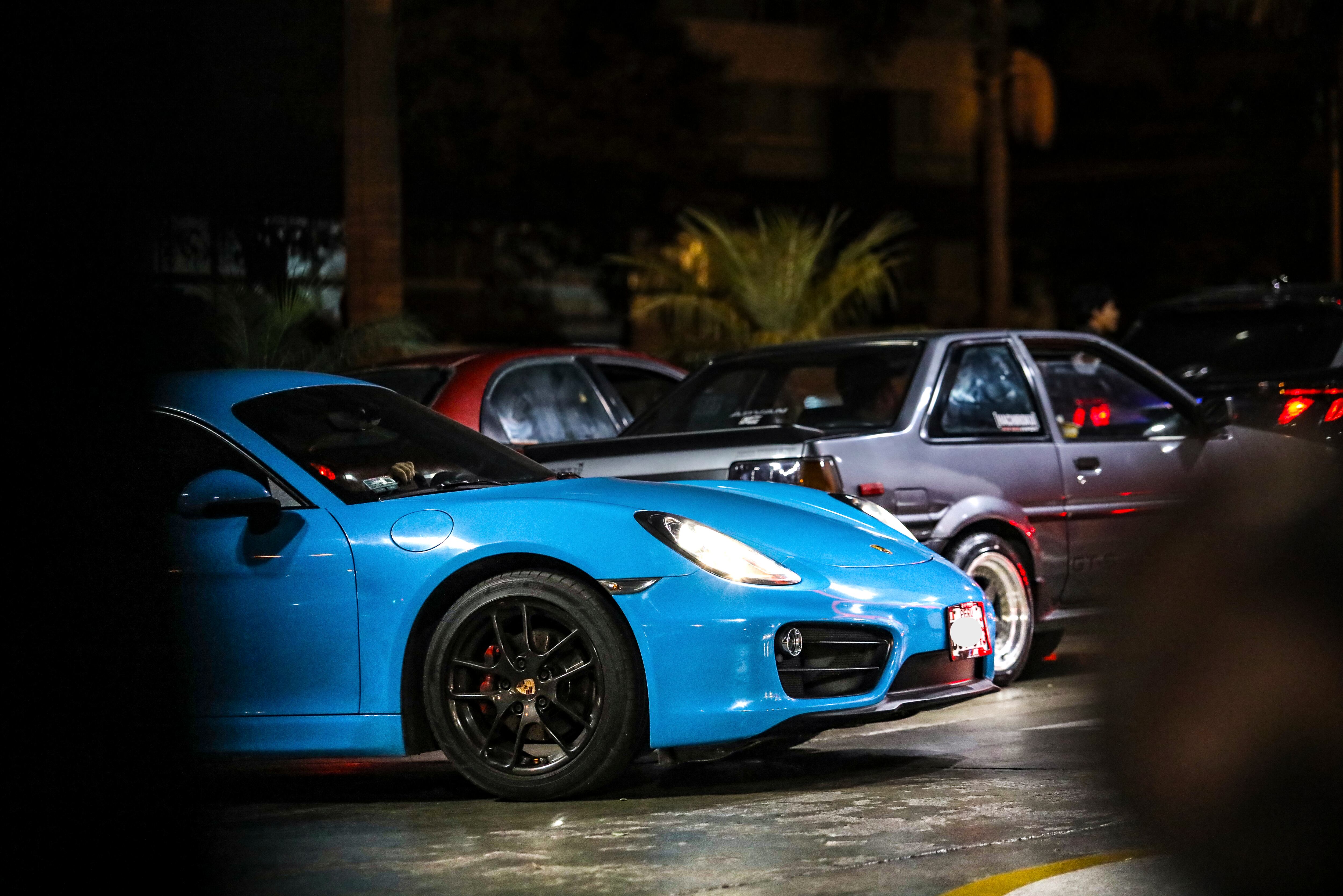 Vehículos deportivos de alta gama llegan al grifo de San Isidro entre las 10:30 p.m. y las 11:30 p.m., cuando suelen partir hacia la Costa Verde. En algunos casos, son carros registrados a nombre de empresas, como un bar y una cadena de tiendas de cigarros electrónicos. Foto: GEC