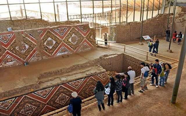 La Huaca del Sol (centro administrativo) y la Huaca de la Luna (centro religioso), en el valle de Moche.