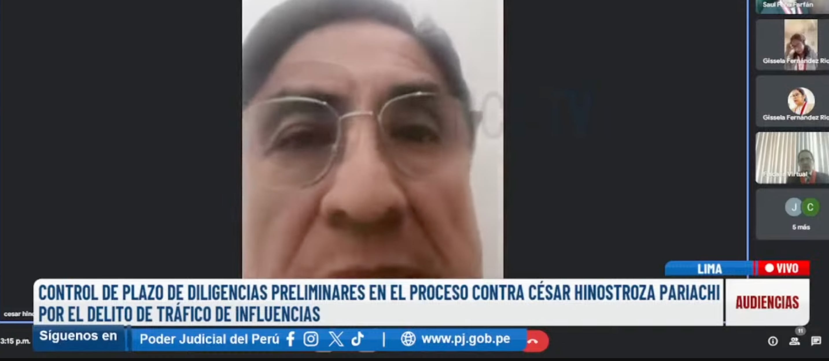 César Hinostroza durante una audiencia, conectándose de forma remota desde Europa.
