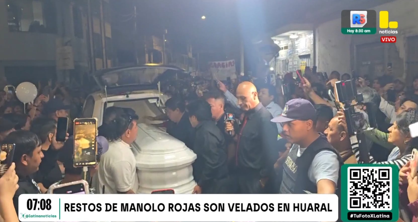 Restos de Manolo Rojas fueron recibidos en Huaral por pobladores que portaban globos blancos.