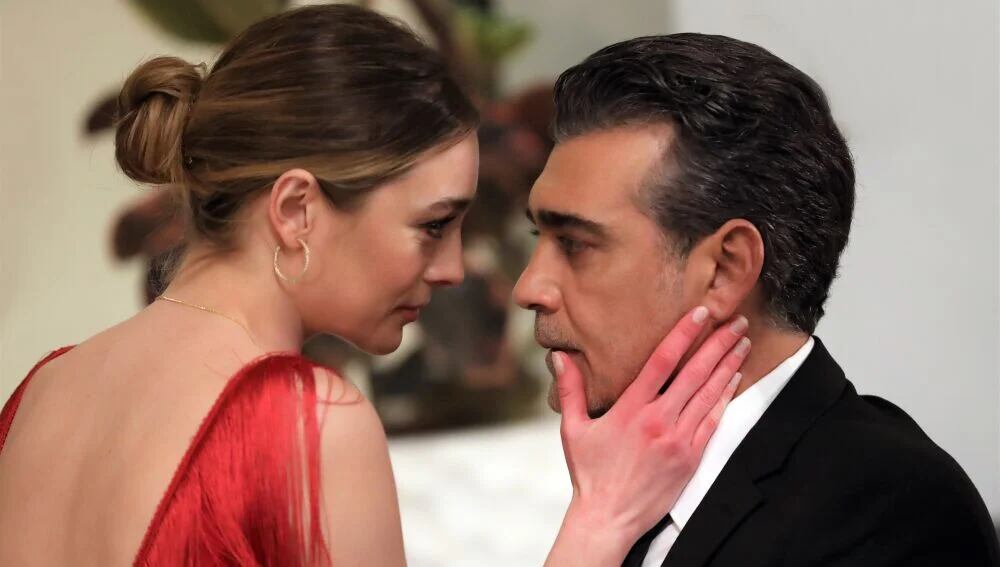 Los actores como Derin y Volkan en la telenovela turca "Infiel" (Foto: Medyapım)