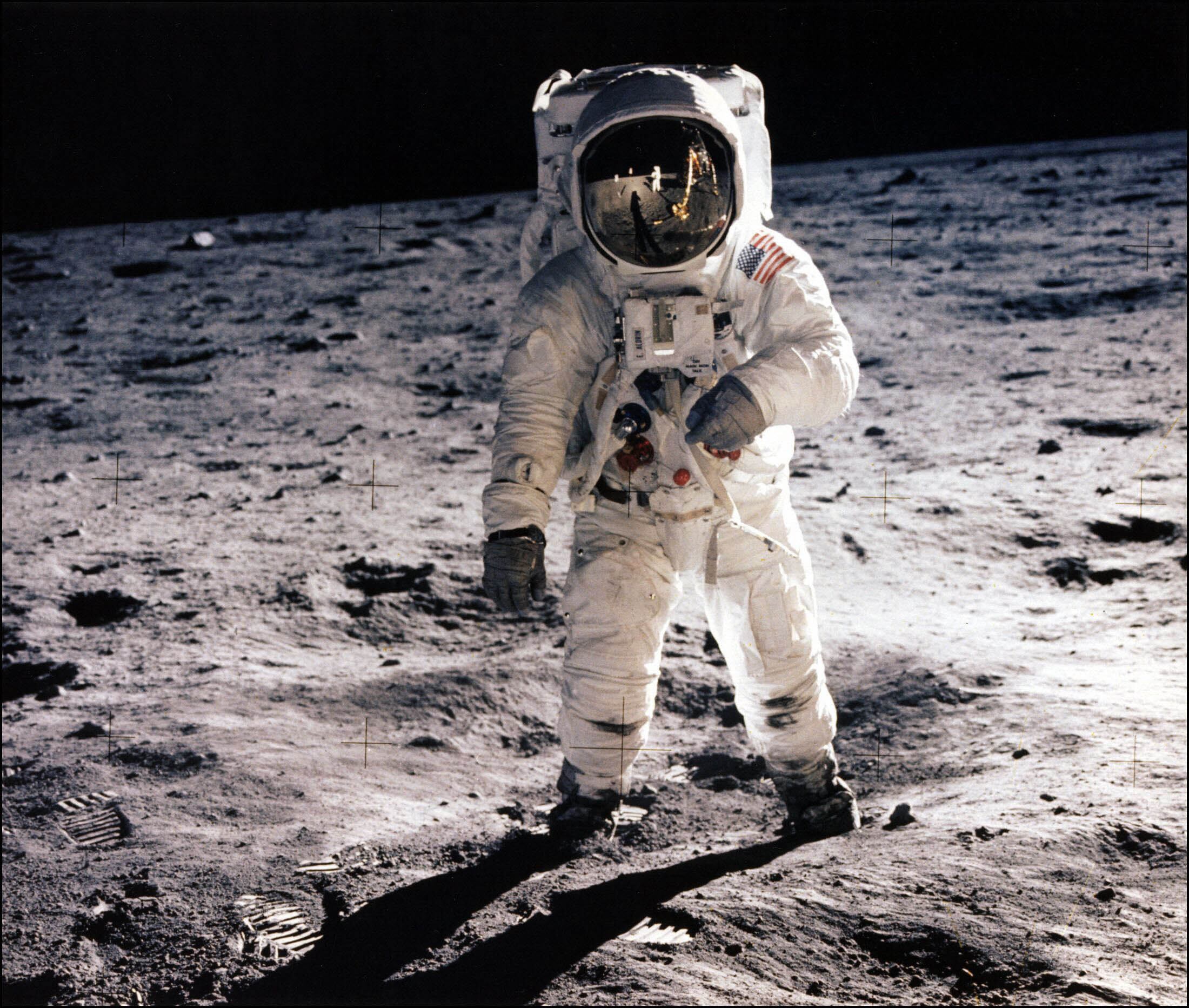 El 20 de julio de 1969 el hombre dio sus primeros pasos en la Luna, y el primero en pisar la superficie lunar es Neil Armstrong. Millones de personas siguieron este acontecimiento por televisión (Foto: AFP/NASA)