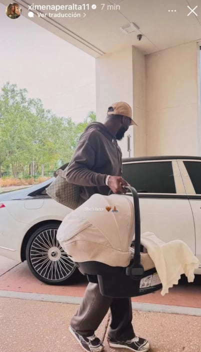 Ximena Peralta comparte foto de su esposo Nelson Agholor cargando la silla de auto para su bebé.