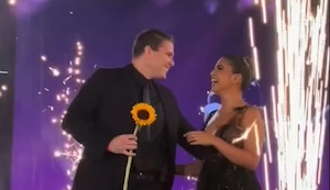 Paco Bazán subió al escenario en concierto de Corazón Serrano y bailó con Susana Alvarado | VIDEO