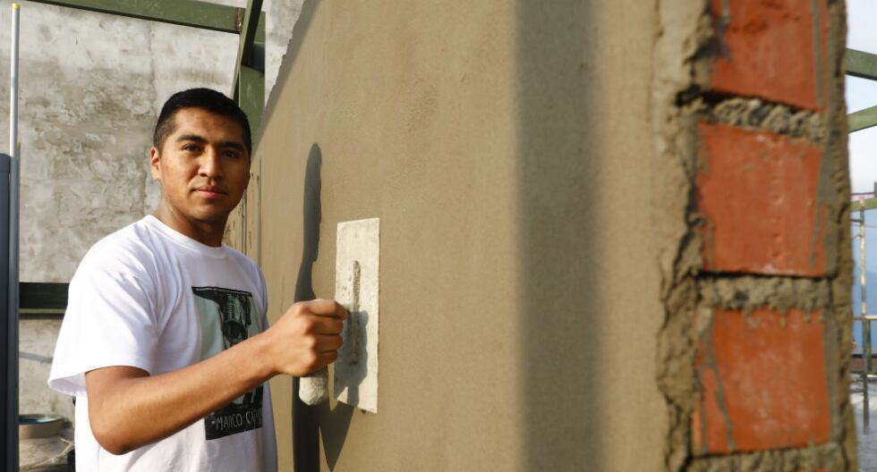 Se sigue ganando la vida como albañil, mientras continua formándose como actor. (Fotos: GEC/ Eduardo Cavero)