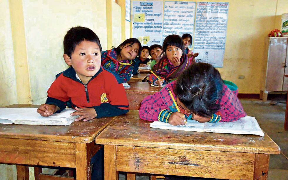 Profesor da clases de quechua