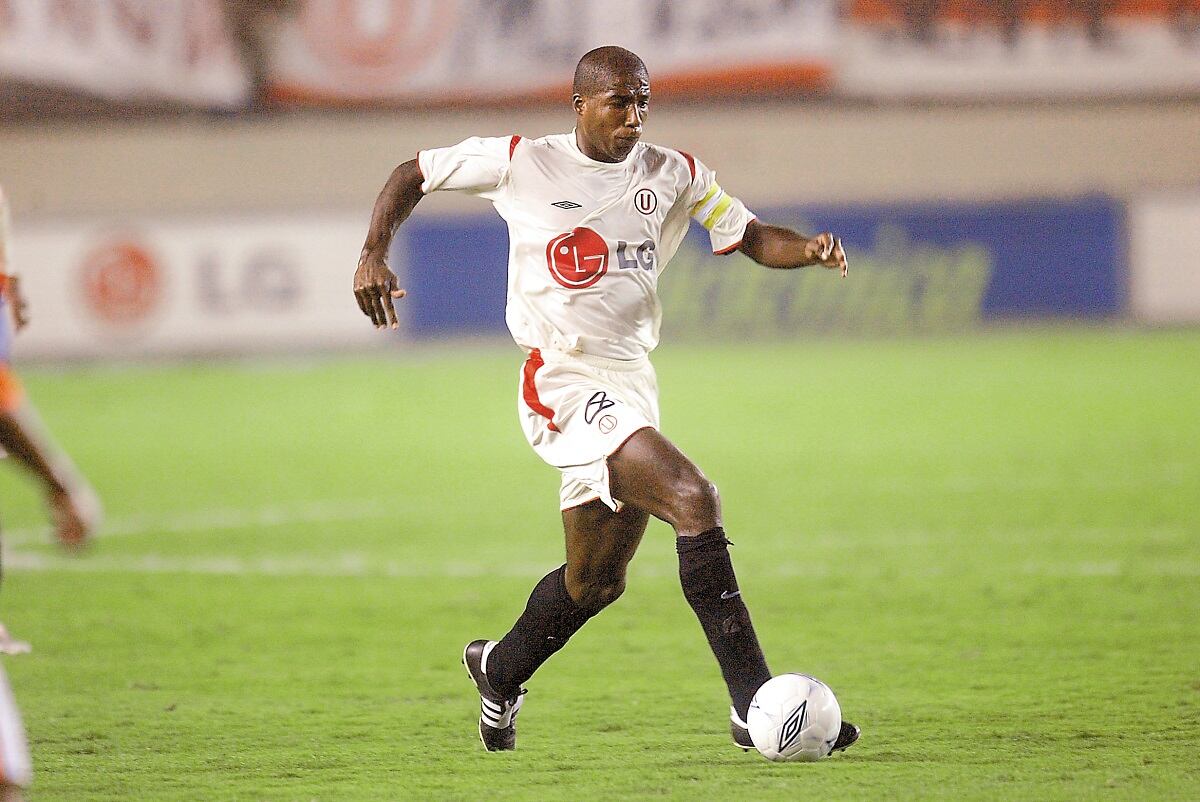 Luis Alberto Guadalupe Rivadeneyra, conocido popularmente como “Cuto”, nació en Chincha el 3 de abril de 1976. Sus inicios en el fútbol fueron en el equipo Yo Calidad del Callao, luego pasó al Cantolao y finalmente a Universitario de Deportes. Con los merengues obtuvo 3 títulos, los años 1998, 1999 y 2000. (Foto GEC Archivo)