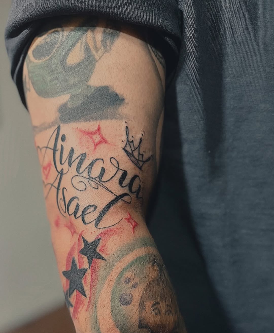 Cantante se tatúa nombres de sus hijos. (Instagram: @bryan.jg.music)