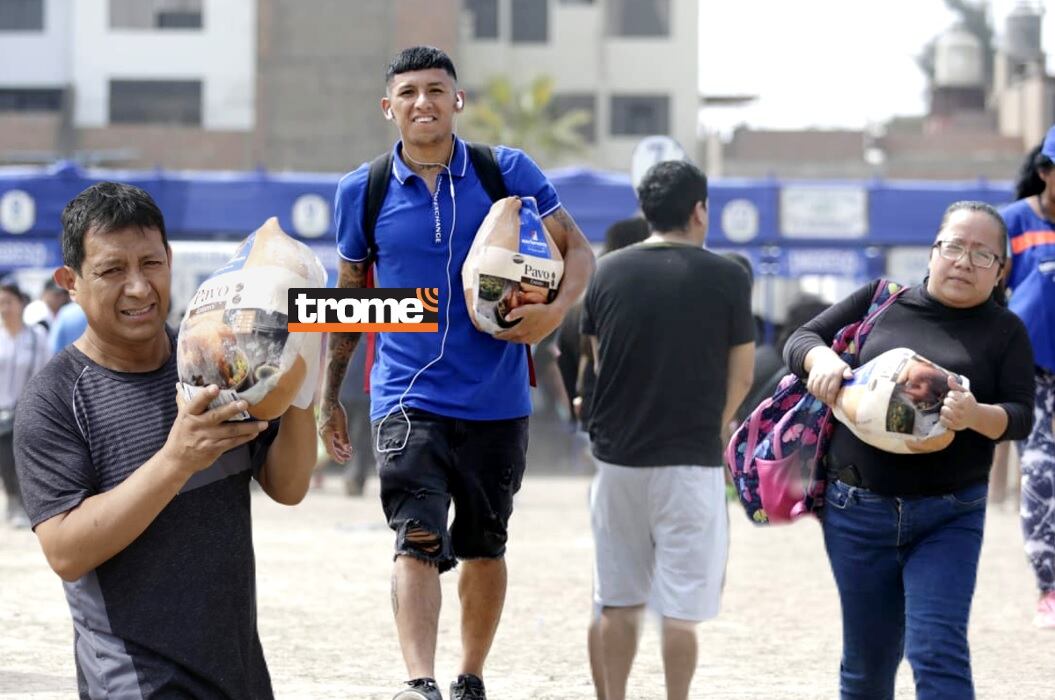 Continúa la atención en las paviferias. Entérate dónde y en qué horarios puede realizar su canje de pavo. (Compos. Isabel Medina / Foto: César Bueno /Trome).