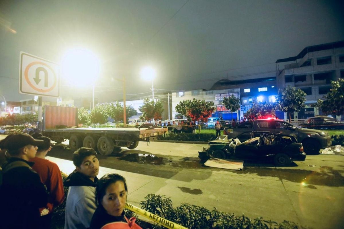 Un hombre muere al chocar su vehículo contra un camión en la cuadra 38 de la avenida Pachacútec en Villa María del Triunfo. Fotos: César.grados@photo.gec