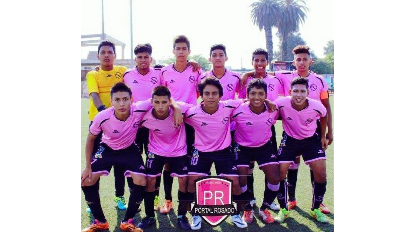 Como todo buen chalaco, era hincha del Sport Boys Association, donde además jugó en las divisiones menores y aparece con su uniforme rosado.