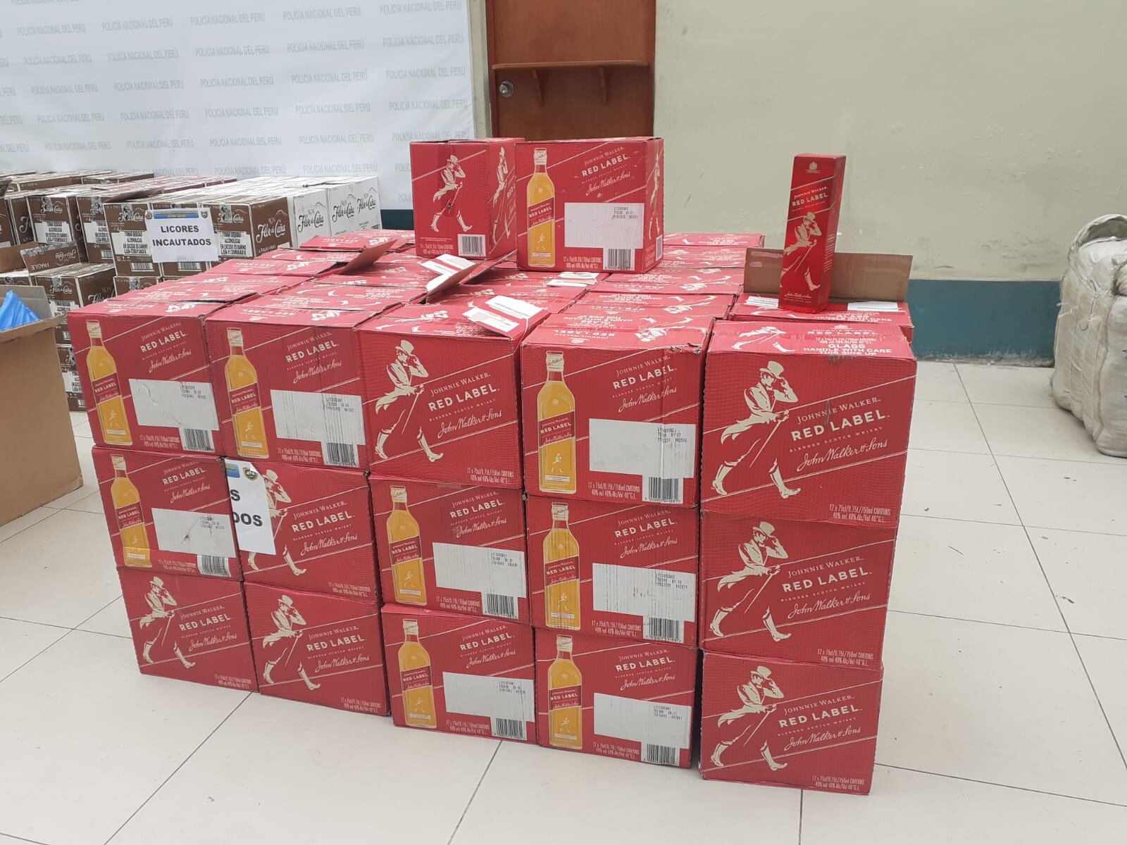 Millonaria carga de finos licores, cartones de cigarros y fardos de roba de contrabando, que fueron traídos de Tacna y Puno, fueron decomisados por policías de Depincri La Victoria. (fotos: Mónica Rochabrum/Trome)