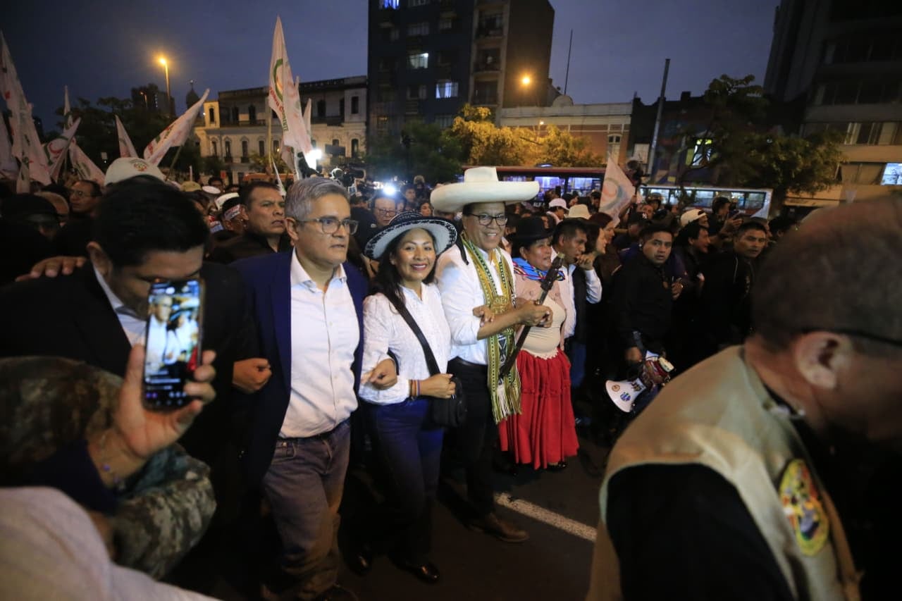 Marcha convocada por Juntos por el Perú continúa su recorrido por el Centro de Lima. Roberto Sánchez es acompañado de José Domingo Pérez y sus candidatas a la primera vicepresidenta. Foto: difusión