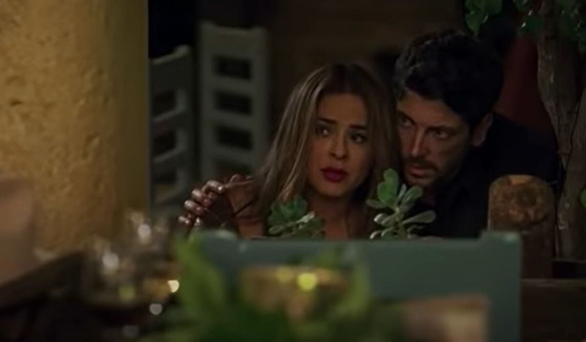 Norma y Albin escondidos por la presencia del hombre armado en "Pasión de gavilanes" (Foto: Telemundo)