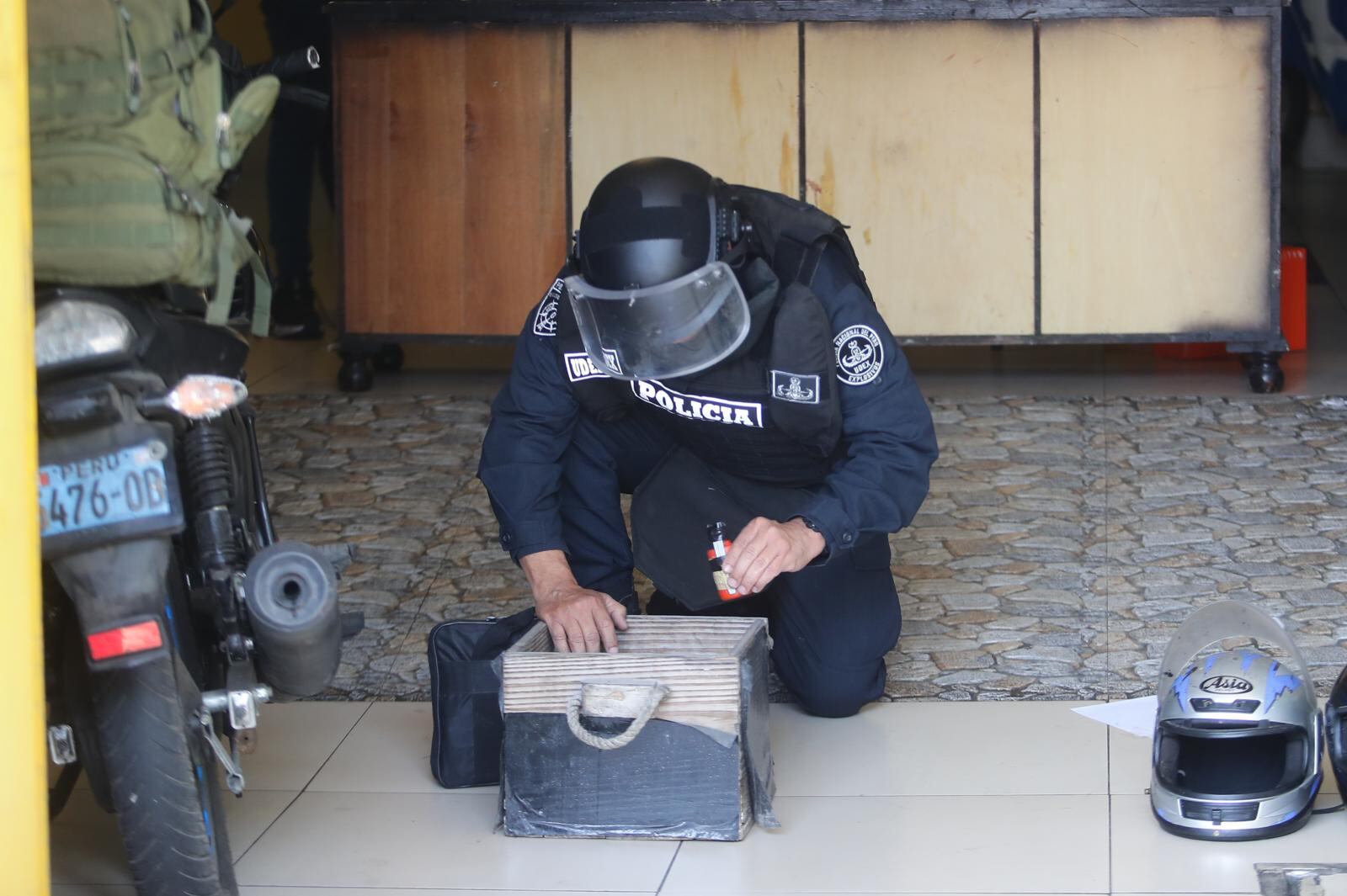 Personal UDEX desactivó las granadas de guerra en la cochera del hostal. | Foto: Jesús Saucedo / Diario Trome
