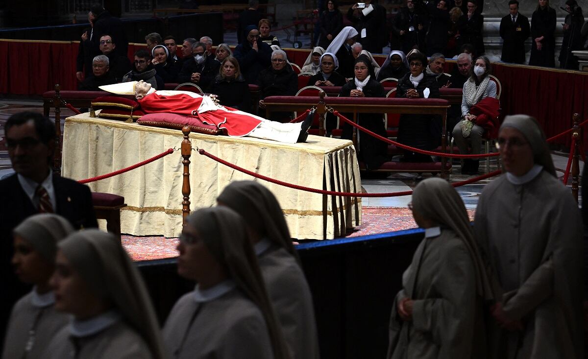 Los fieles rinden homenaje al cuerpo del Papa Emérito Benedicto XVI en la Basílica de San Pedro en El Vaticano. (Foto: AFP)