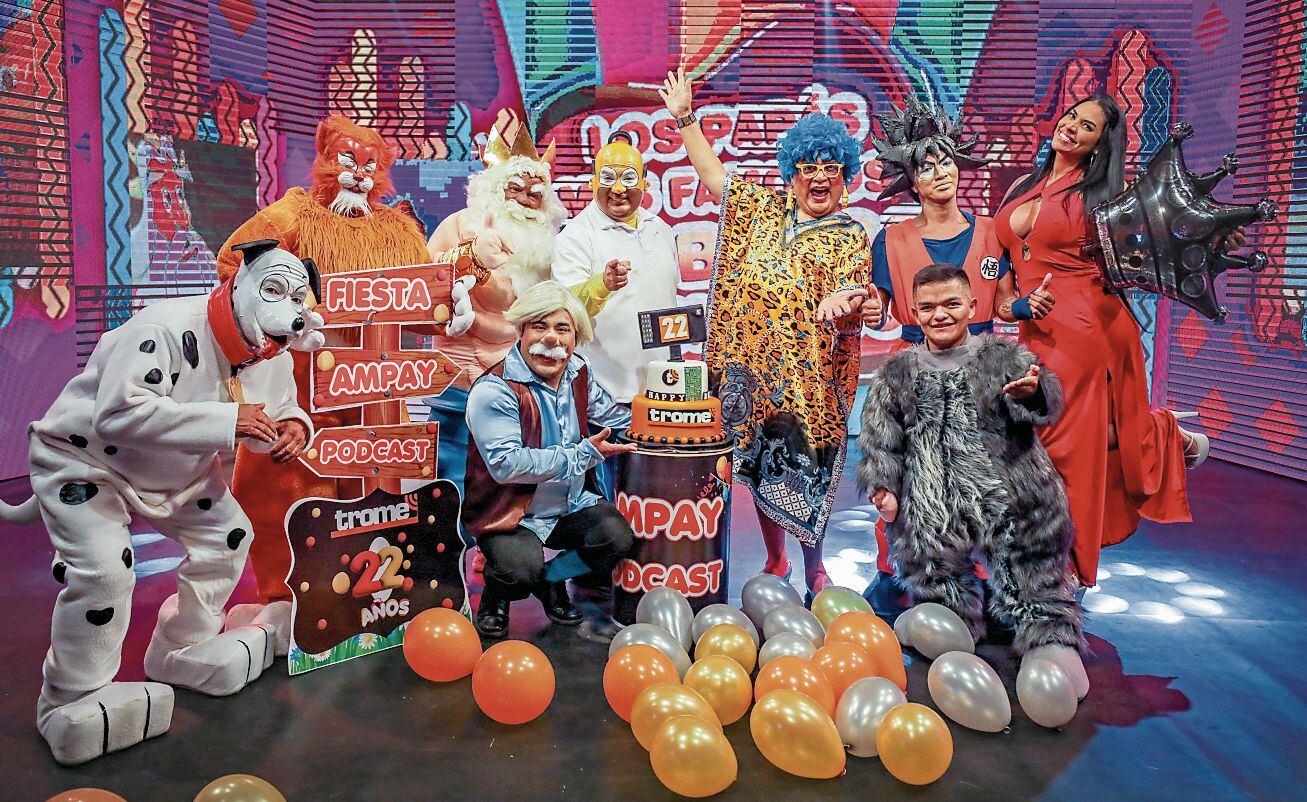 Jorge Benavides junto a parte del elenco de 'JB en ATV'. (Foto: Trome)