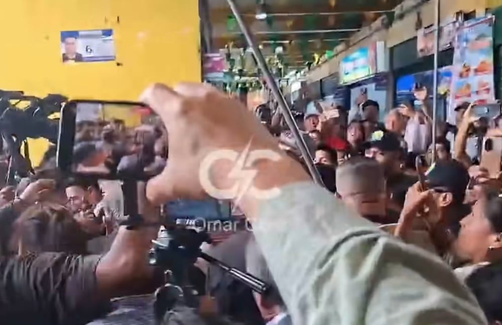 Incidentes durante paso de Roberto Sánchez por mercado de San Juan de Miraflores. (Omar Coca / Redes sociales)