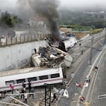 Choque de trenes de alta velocidad deja decenas de muertos en España