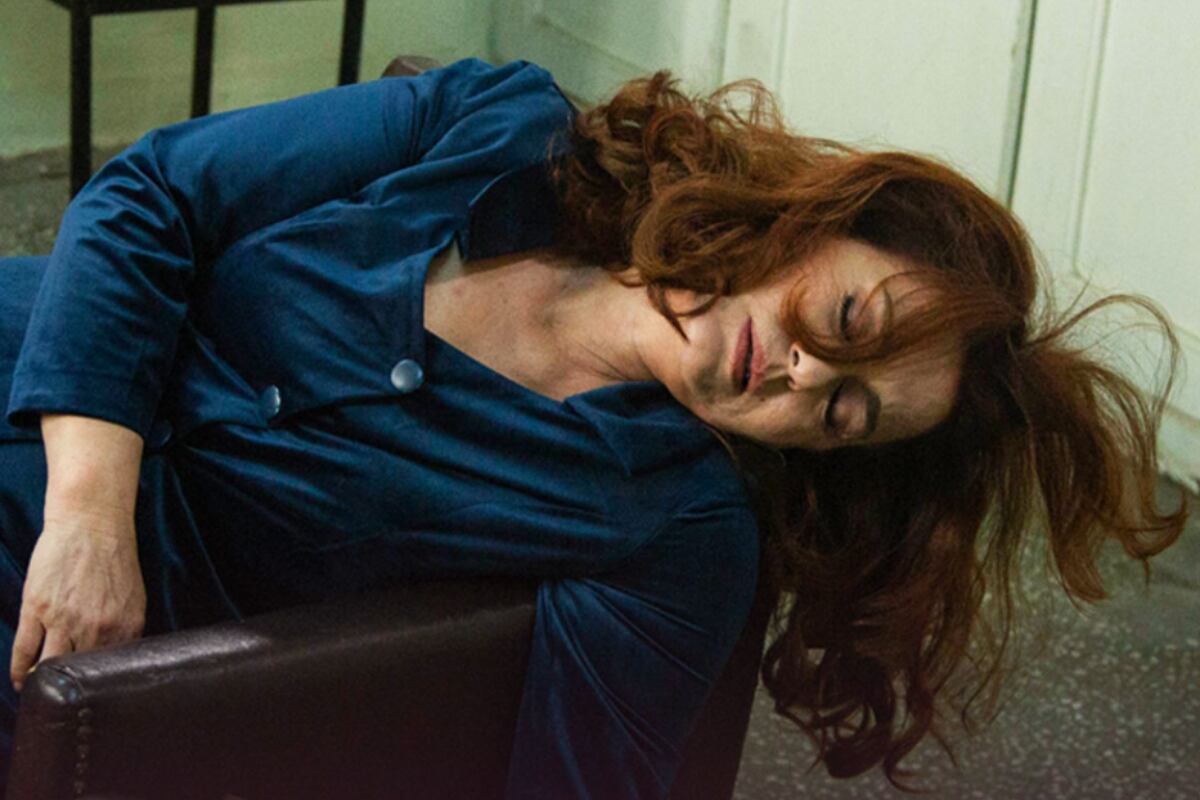 Sevda, de azul, desmayada tras saber que Ümit es su hija (Foto: Tims & B Productions)