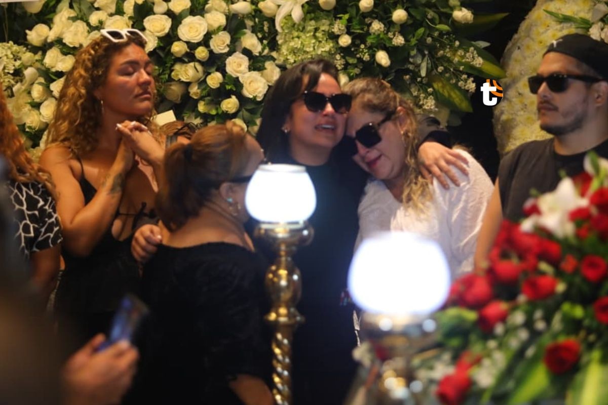 Daniela Darcourt muy afligida por la muerte de Manolo Rojas. (Fotos: Antonio Melgarejo/ @photo.gec9