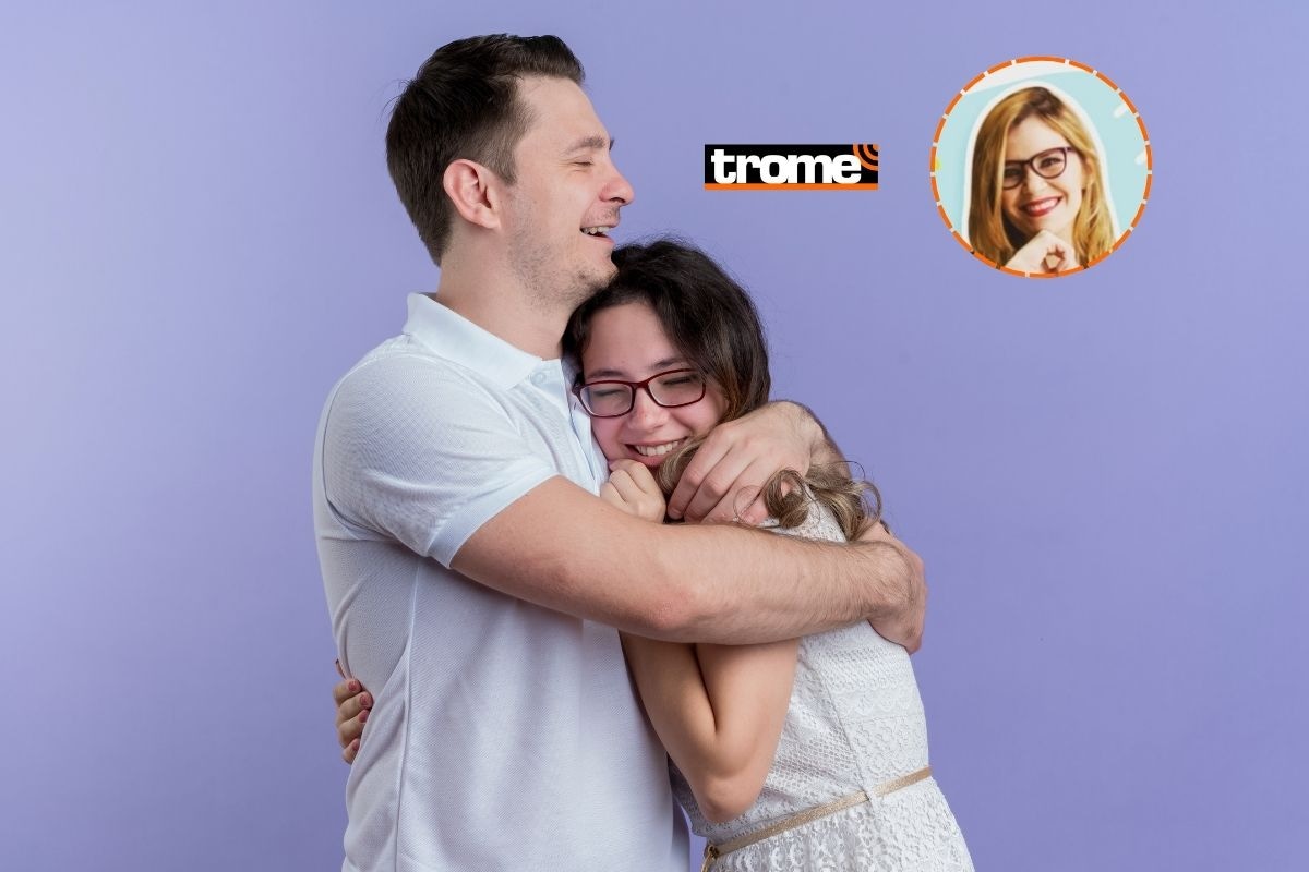 Los abrazos y los besos son las mejores muestras de amor para los hijos. Foto: Freepik/composición.