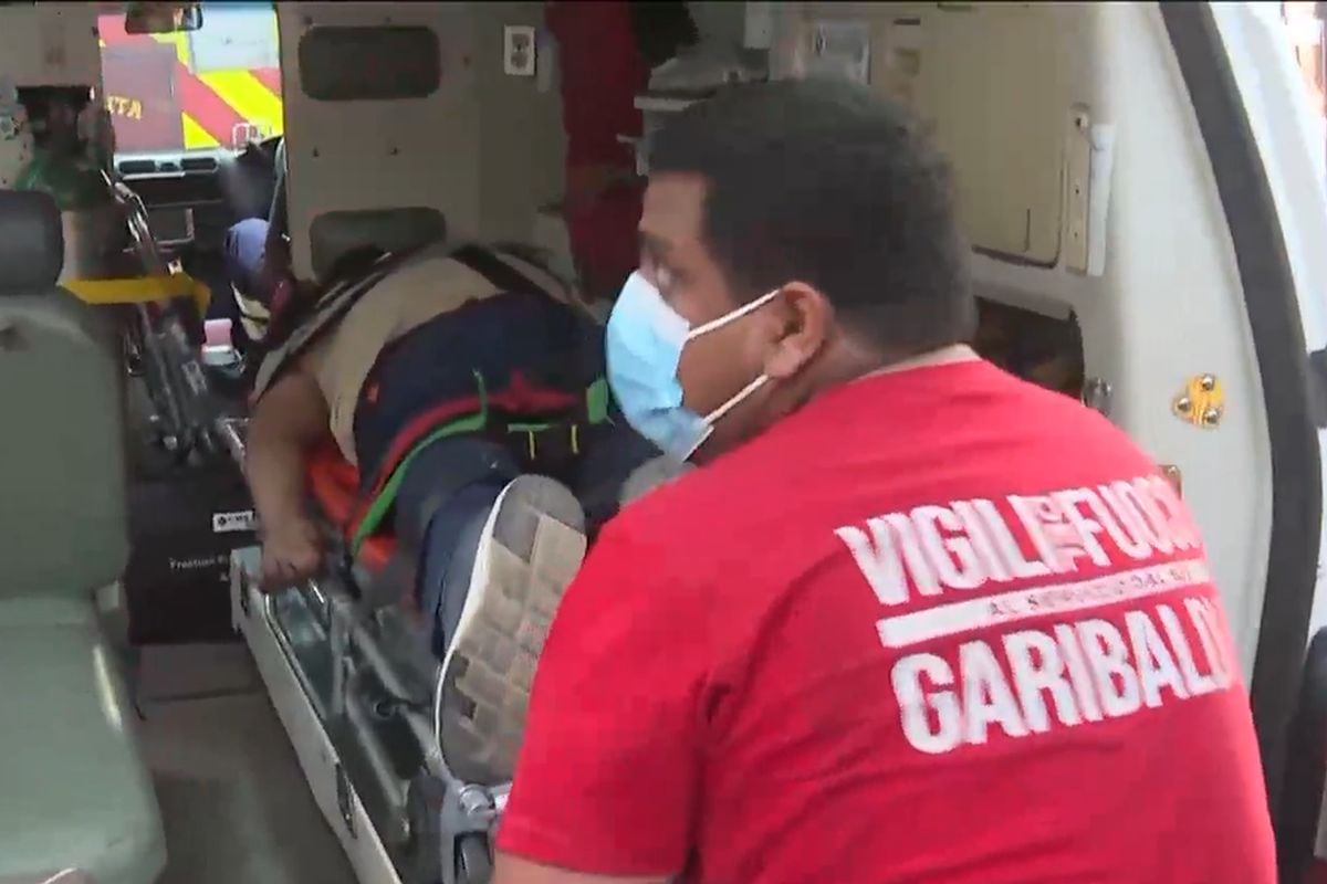 Bomberos rescatan a chofer herido tras falla de montacarga en hotel clausurado. Foto: Captura de video/Canal N