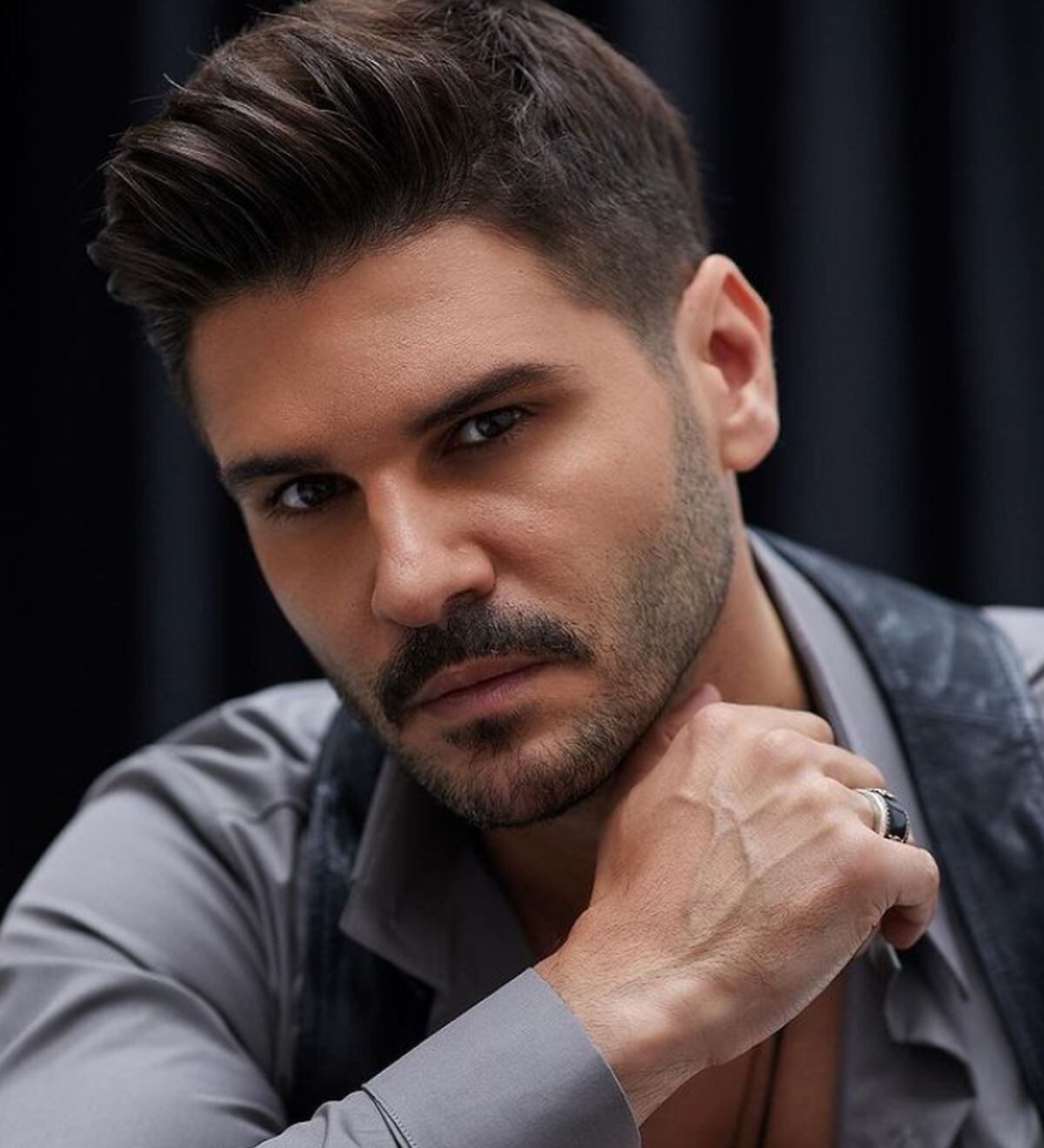 Tolgahan Sayismán como Yiğit Kozan en “No te vayas sin mí” (Foto: Tolgahan Sayismán / Instagram)