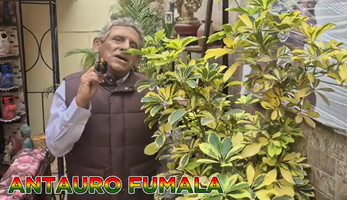 Carlos Álvarez imita a Antauro Humala.