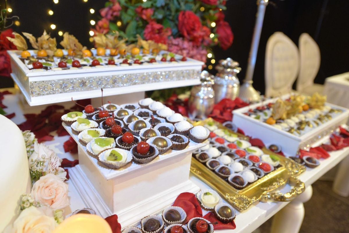 Otra tendencia es servir mesas de dulces, quesos, sushi y otros.