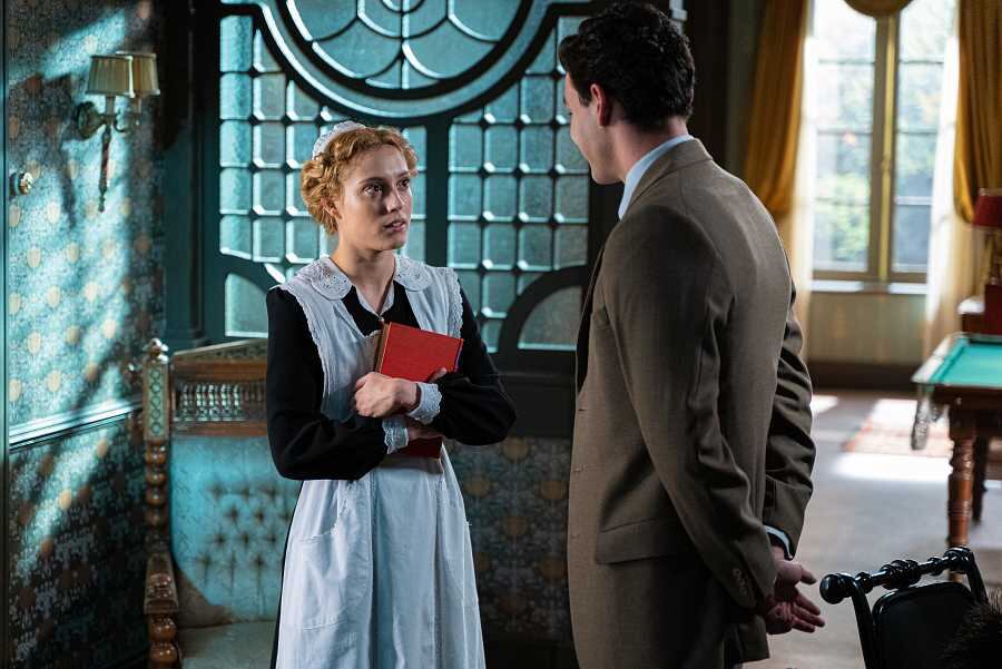 Curro descubre a Jana haciendo algo sospechoso (Foto: RTVE)