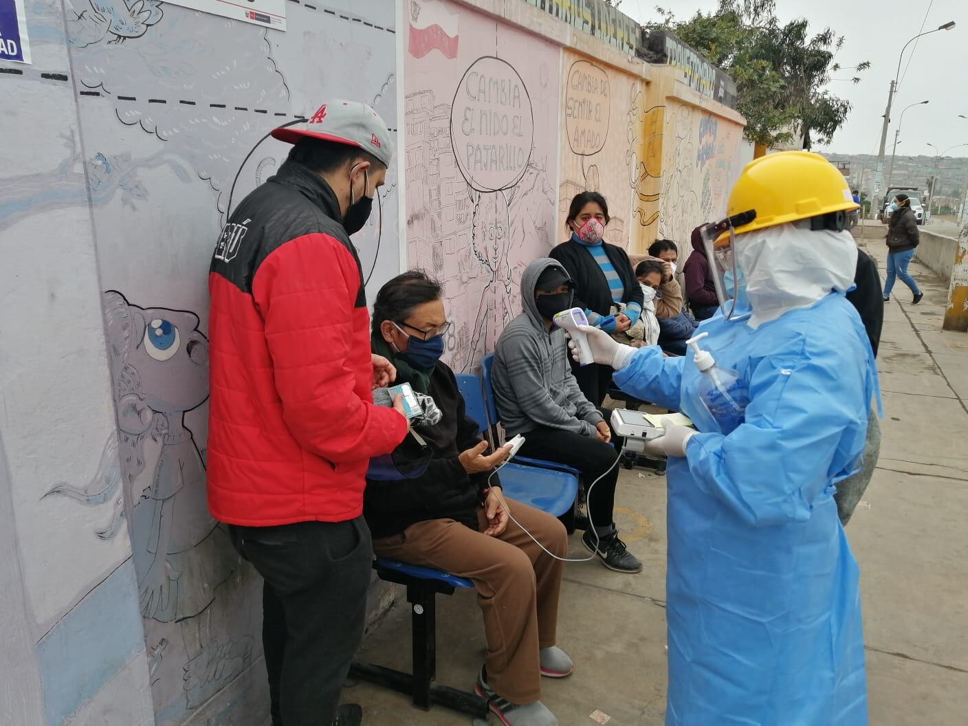 Enfermera tomará temperatura a la persona que acuda a un punto COVID. (Foto: Minsa)