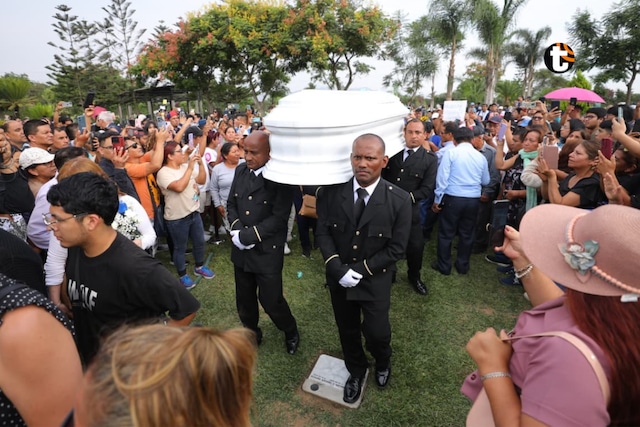 Restos de Manolo Rojas ya descansa en cementerio Campo Fe de Huachipa. (Fotos: Antonio Melgarejo/ @photo.gec)