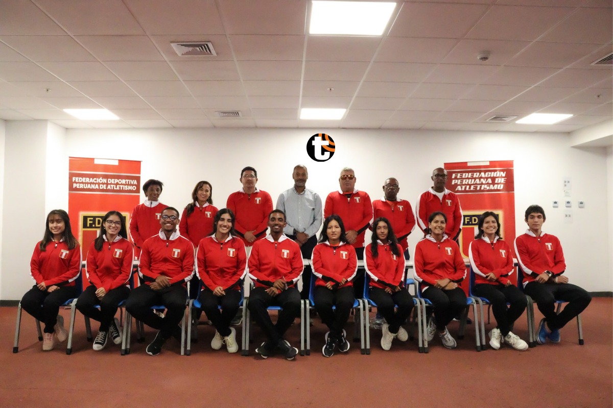 Parte de la delegación de 30 atletas peruanos que competirán en los Juegos Bolivarianos de la Juventud, como parte de su preparación para el Mundial de Perú.