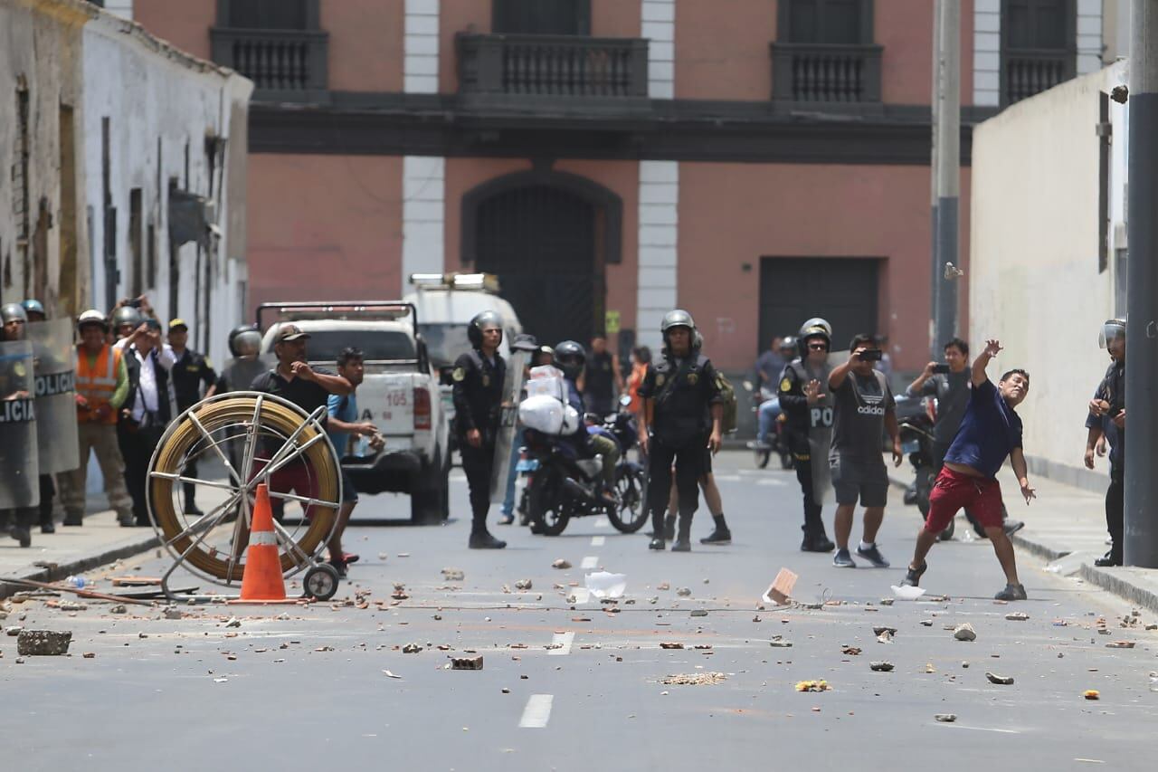 La violencia se apoderó de la cuadra 8 del jirón Cailloma. ( Jesús Saucedo ( @gec)