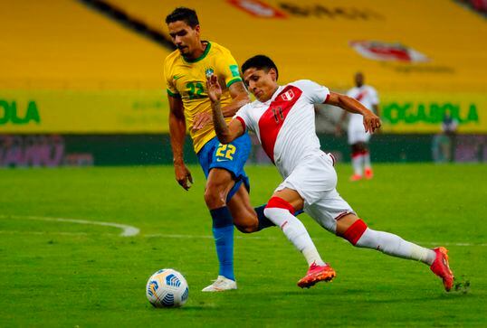 Raúl Ruidíaz jugó su último partido con la selección peruana en septiembre del 2021 ante Brasil por Eliminatorias | Foto: EFE