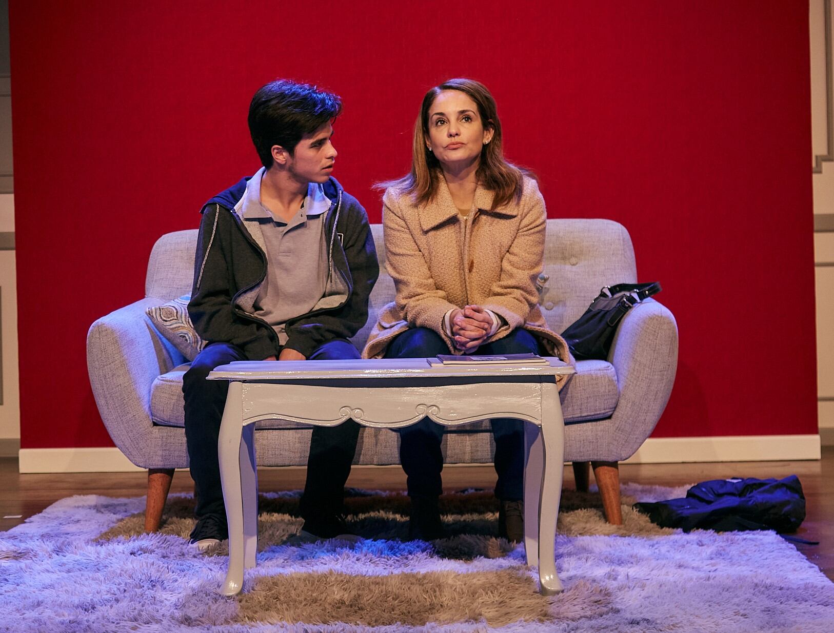 Madre e hijo en la aplaudida obra "El Hijo" de Florian Zeller.