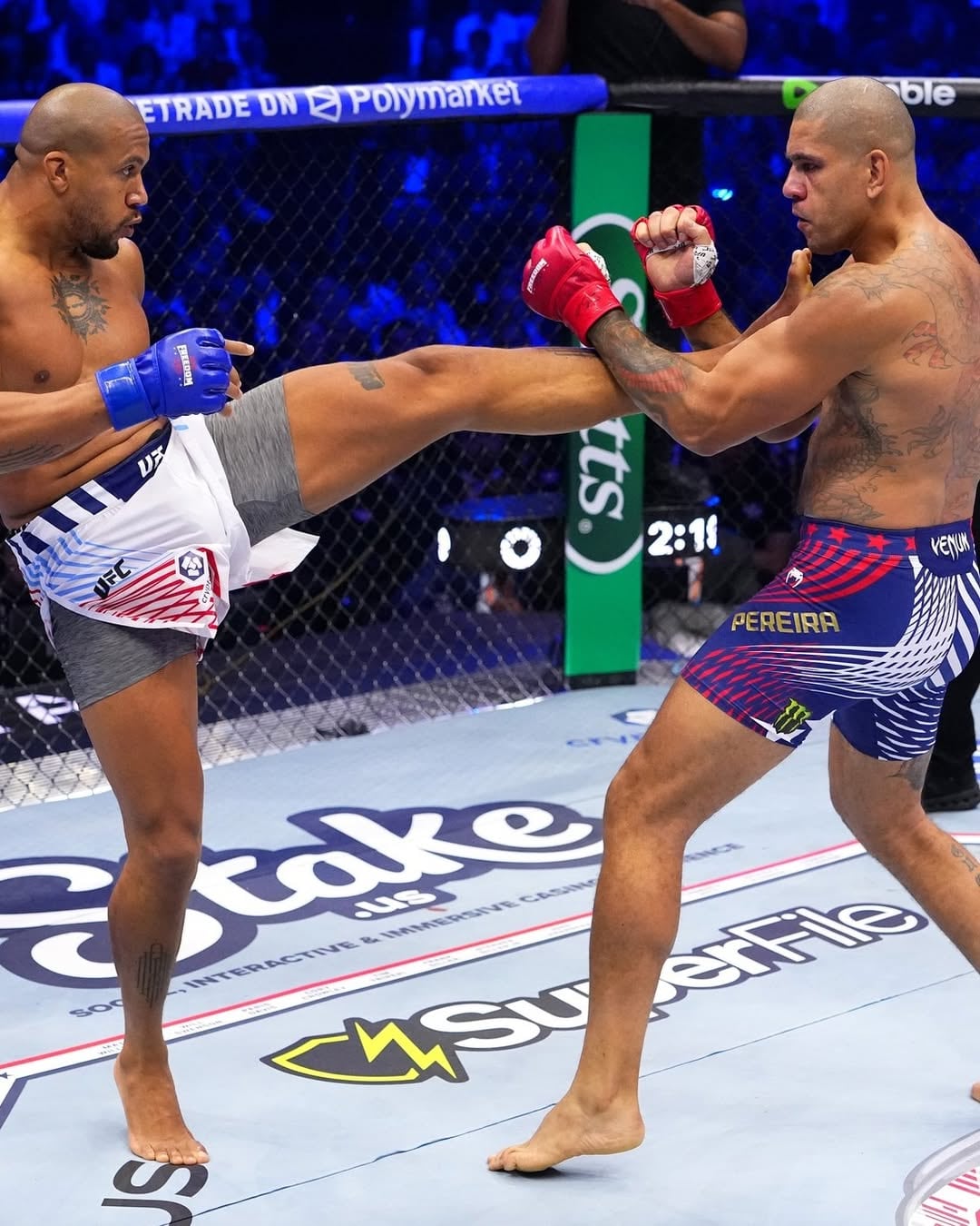 Ciryl Gane conquista el título interino de peso completo del UFC por segunda vez. (@ufcespanol)