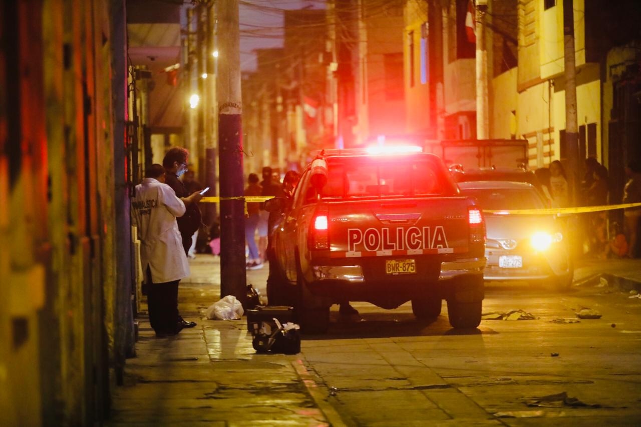 Un joven de 24 años fue asesinado tras ser perseguido por sicarios en las calles del Rímac. (Foto: César Grados / @photo.gec)