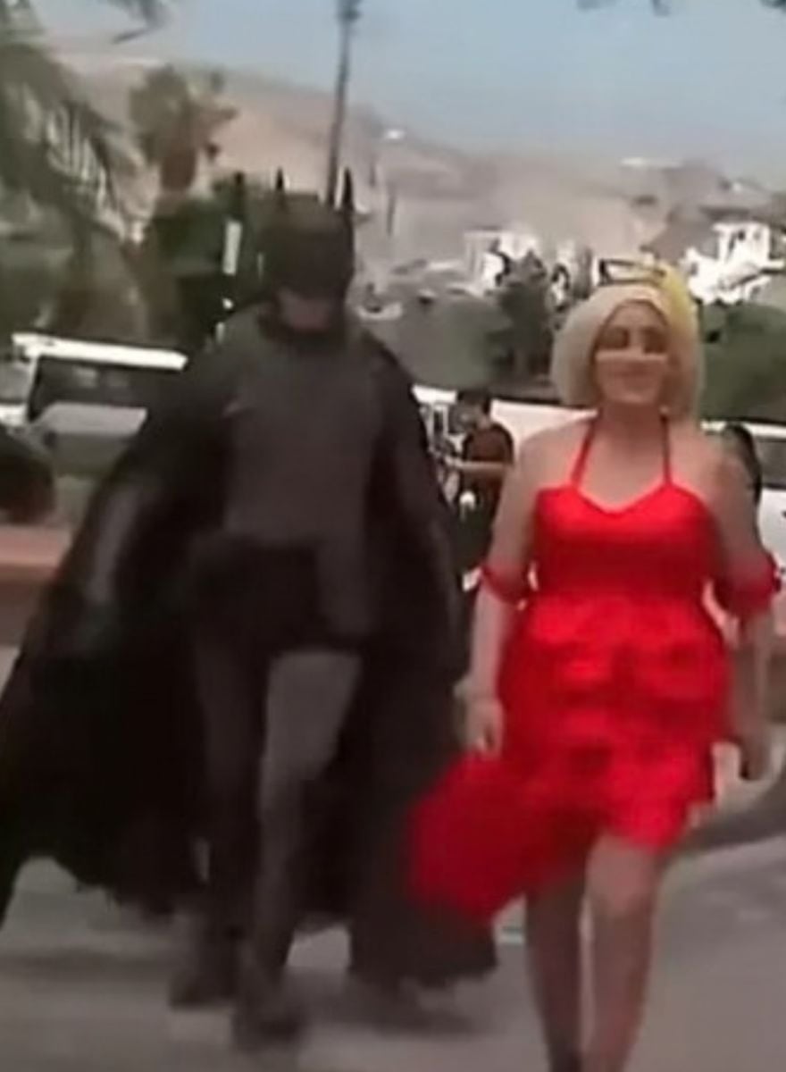 Dos cosplayers fueron a votar caracterizados como los populares personajes de DC Comics. Foto: América Noticias.