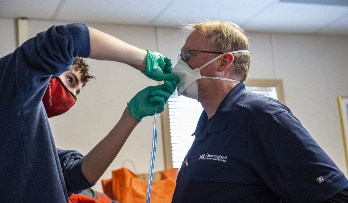 Un trabajador médico prueba una máscara N95 a un trabajador del hospital en el campus y centro médico del sistema de salud de Boston del Departamento de Asuntos de Veteranos (VA) de EE. UU. (Foto: Joseph Prezioso / AFP)